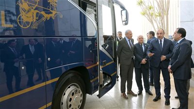 مدبولي يتفقد نموذجا لأتوبيس سياحي لشركة 