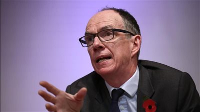 نائب محافظ بنك إنجلترا يدعو لتوخي الحذر في التعامل مع تخفيضات أسعار الفائدة