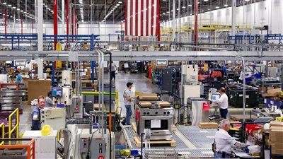 استقرار التصنيع في أمريكا خلال فبراير وسط قلق من الرسوم الجمركية