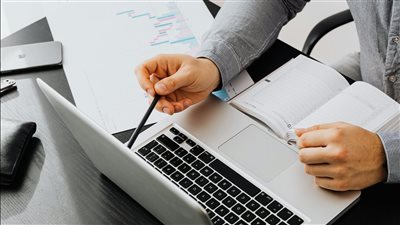 وظائف تمنح رواتب بالدولار في مصر.. اعرف ازاي تشتغل فيها