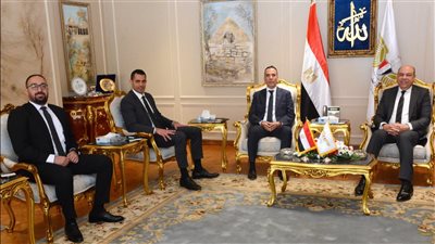 وزير الطيران المدني يبحث مع 