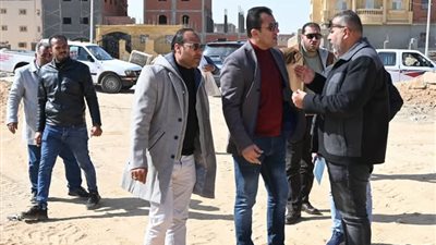 وزير الإسكان يُتابع مشروعات التطوير وترفيق الأراضي بالمناطق الصناعية بالعاشر من رمضان