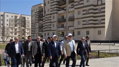 رئيس الوزراء يتفقد نماذج وحدات 