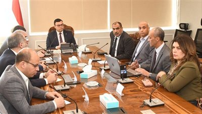 وزير الإسكان يلتقي ممثلي شركة لإنشاء البحيرات 
