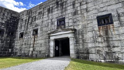 بعد شكوك ترامب في سرقتها.. ما هو فورت نوكس؟ 