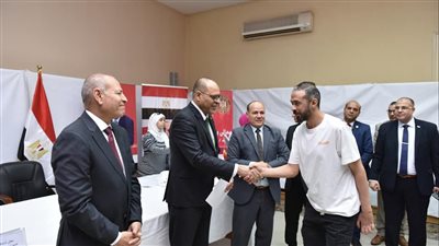 وزير العمل ومحافظ القاهرة يُسلمان عقود عمل جديدة لذوي همم من أبناء المحافظة