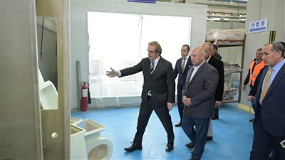 وزير الصناعة يشهد أول إنتاج لمصنع كولواي من المكونات الداخلية لعربات النوم بقطارات السكة الحديد