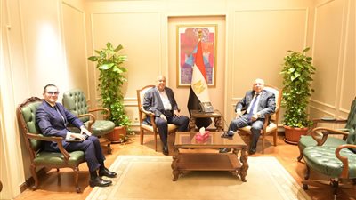 وزيرا الصناعة والاستثمار يبحثان مع رئيس غرفة القاهرة التجارية آليات النهوض بصناعة الحديد والصلب في مصر