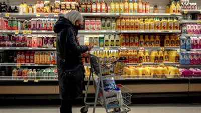 ثقة المستهلكين الأمريكيين تهبط لأدنى مستوياتها في 5 أعوام