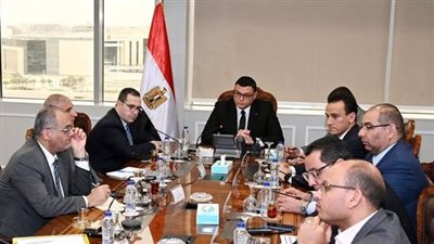 وزير الإسكان يلتقي بمسئولي شركة 