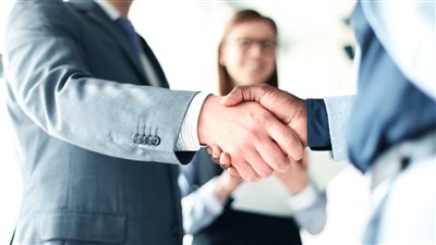 ليه البنك بيمضيك على وثيقة التأمين أثناء طلب القرض؟.. تعرف على التفاصيل 