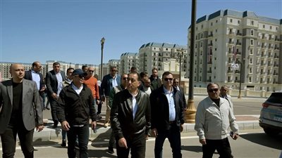 رئيس الوزراء يتفقد 