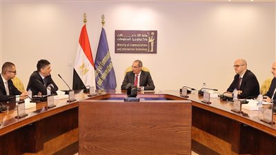 وزير الاتصالات يناقش فرص الاستثمار مع كبار مسؤولي «ڤودافون» و«ڤوداكوم»