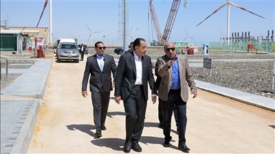 مدبولي ووزير الكهرباء يتفقدان مزرعة توليد الكهرباء من طاقة الرياح بقدرة 650 ميجاوات