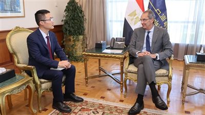وزير الاتصالات يبحث مع «هواوي» التوسع الاستثماري وتعزيز التعاون في الذكاء الاصطناعي