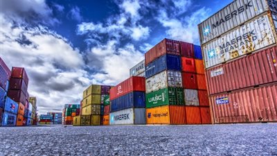 الهند تعلق إرسال الطرود إلى أمريكا مؤقتا ردا على رسوم ترامب