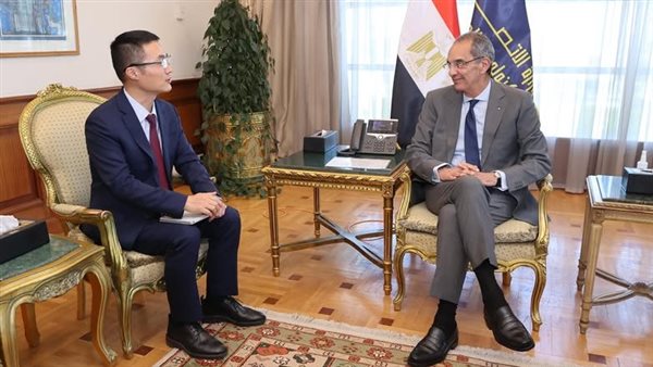 وزير الاتصالات يبحث