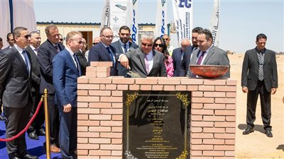 وضع حجر أساس مشروع مصنع أسطوانات غاز البترول المسال في السخنة (صور)