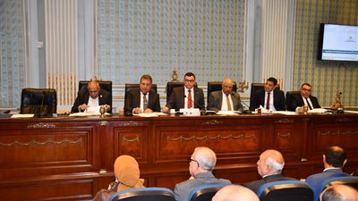 «الإسكان» تناقش مشروع قانون الإيجار القديم.. زيادات تدريجية وإنهاء التعاقد بعد 5 سنوات