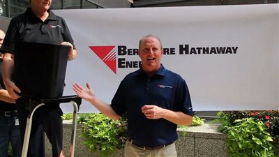 جريج أبيل.. خليفة وارن بافيت في قيادة 