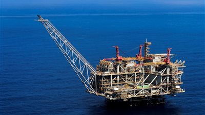 الدولار متوفر وكله هياخد حقه.. انفراجة مهمة في أزمة مستحقات شركات النفط  الأجنبي