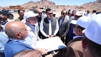 وزير الإسكان يتفقد تطوير طريقي «النبي صالح» و«سانت كاترين» في سيناء