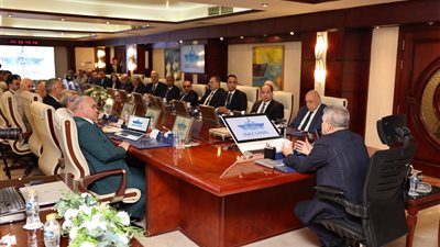 قناة السويس تبحث مع 25 توكيلاً ملاحياً آفاق العودة الآمنة للملاحة في البحر الأحمر