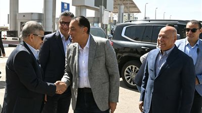 رئيس الوزراء: نسعي لتحويل المنطقة الاقتصادية لقناة السويس لمركز عالمي للتجارة والصناعة