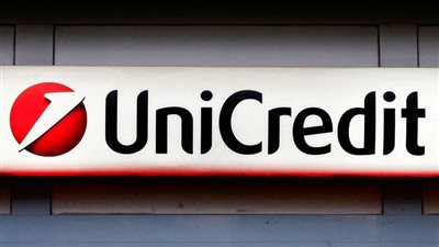 بنك يونيكريديت الإيطالي يرفع توقعاته للأرباح ويحافظ على حذره بشأن الصفقات