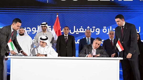 جانب توقيع الاتفاقية