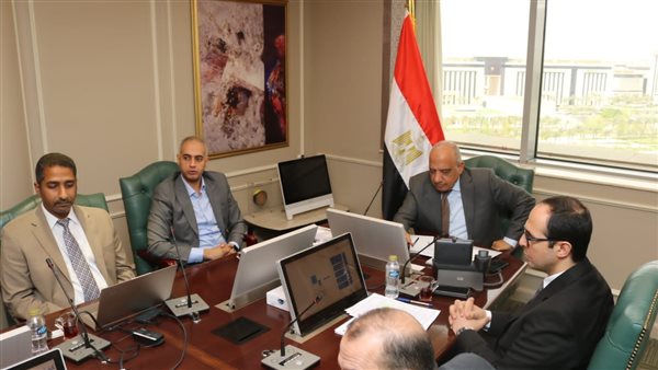 وزير الكهرباء يجتمع