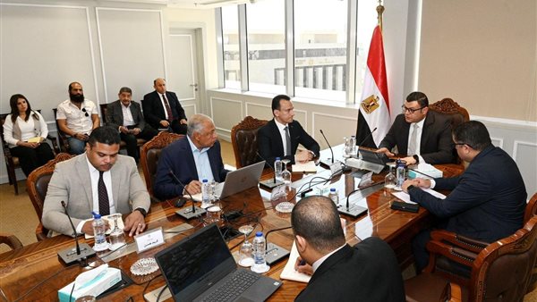 وزير الإسكان يتابع