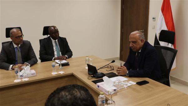 وزير الكهرباء يستقبل