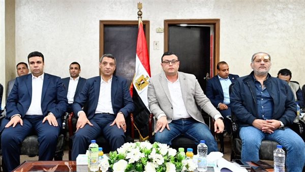 وزير الإسكان يعقد