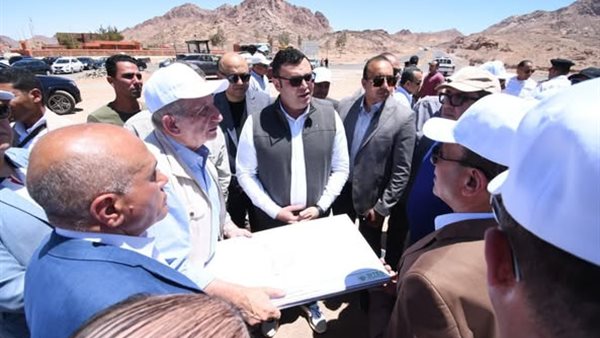 وزير الإسكان يتفقد