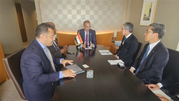 وزير الاتصالات يبحث