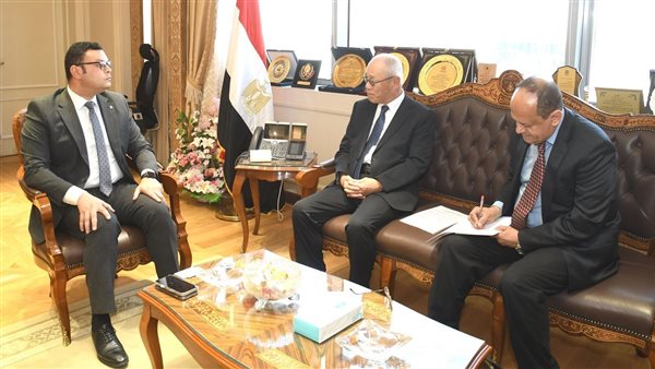 وزير الإسكان والسفير
