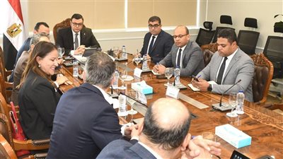 وزير الإسكان يلتقي ممثل شركة The Bench لبحث جذب المستثمرين في مجال الفندقة 