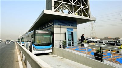 الصور الأولى من داخل «الأتوبيس الترددي» خلال جولة رئيس الوزراء ووزير النقل