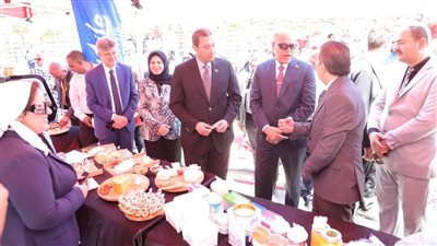 وزير العمل يتفقد معرض للمنتجات الغذائية بأسعار مخفضة في دمياط (صور)