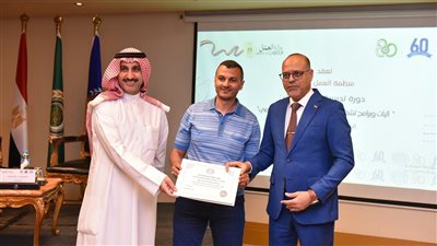 وزير العمل يسلم شهادات دورة تدريبية حول 