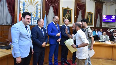 وزير العمل ومحافظ القاهرة يسلمان 60 عقد عمل لذوي الهمم ضمن مبادرة الدمج في سوق العمل