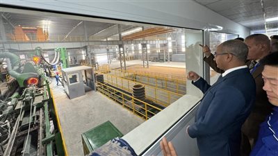 نائب وزير الإسكان يتفقد مصنع 