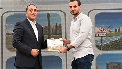 رئيس الوزراء يسلم عقود وحدات 