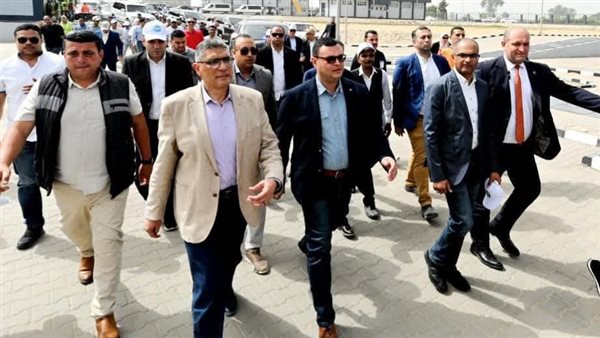 وزير الإسكان ومحافظ