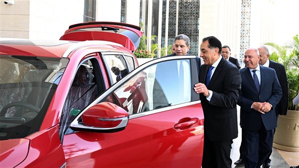 رئيس الوزراء يشاهد