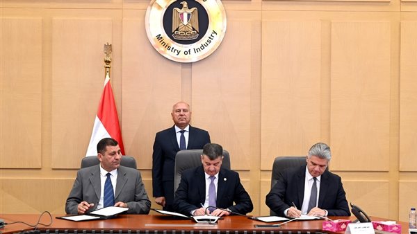 وزير النقل يشهد توقيع