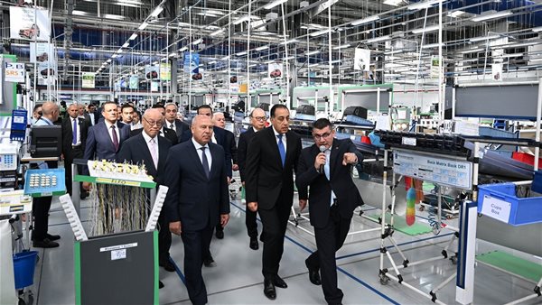 رئيس الوزراء في مصنع