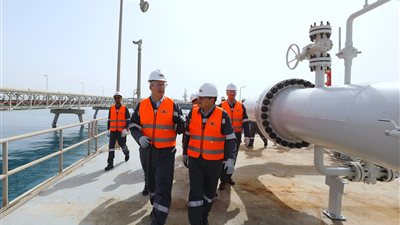 وسط أزمة طاحنة وأوضاع إقليمية متوترة.. إزاي الحكومة هتأمن غاز للمصانع؟