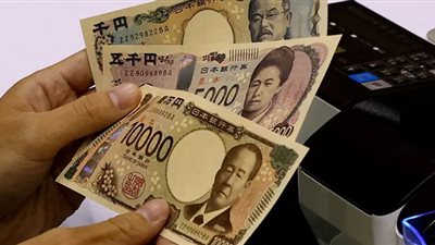 الين الياباني يتذبذب قبيل مزاد السندات طويلة الأجل وسط قلق المستثمرين من الأوضاع المالية